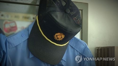 "63세 이상 고용 안 돼" 아파트 경비원 29명 해고 통보 논란