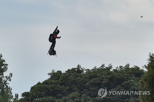 佛 발명가, 소형 비행보드로 영국해협 횡단 성공