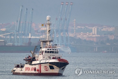 지중해 떠도는 스페인 난민구조선-伊 극우 부총리 '입항' 신경전