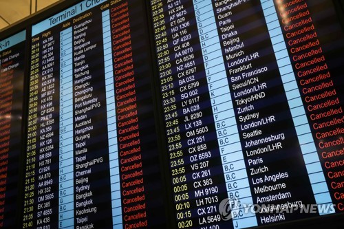 홍콩 시위대 점거로 공항 폐쇄…항공기 230여편 취소