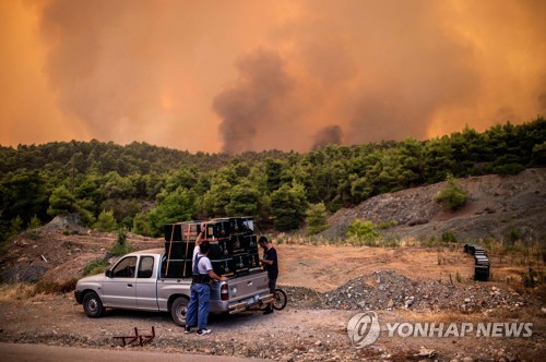 그리스 에비아섬 대형산불로 비상…휴가 간 총리도 급히 복귀