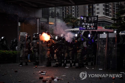 '텐안먼 탱크맨'처럼 경찰총구 막아선 홍콩남성 "옳은일 했을뿐"