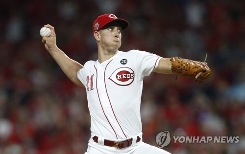 MLB서 불펜 투수가 우익수로 이동해 '슈퍼 캐치'