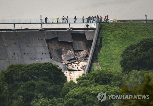 영국, 저수지 댐 붕괴 우려에 비상…주민 6천500명 긴급 대피