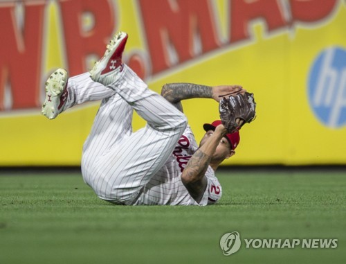 MLB 투수 벨라스케스, 좌익수로 나와 '레이저 송구'