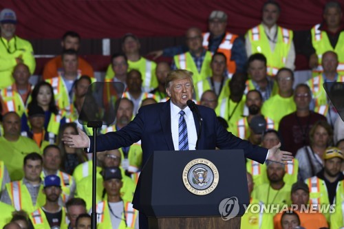 '방위비 압박' 트럼프 "韓접경 지켜주는데 우리 국경은 못지켜"