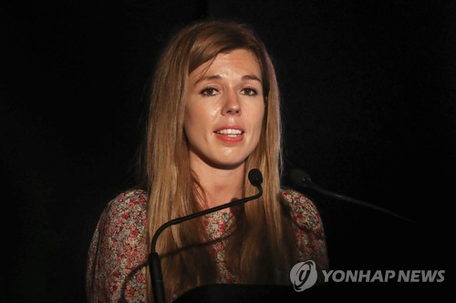 英 총리 여자친구 첫 대중연설…"환경보호 책임감 가져야"