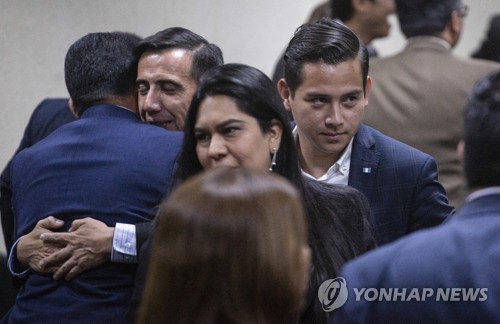 과테말라 대통령의 아들·친형, 사기혐의 재판서 무죄