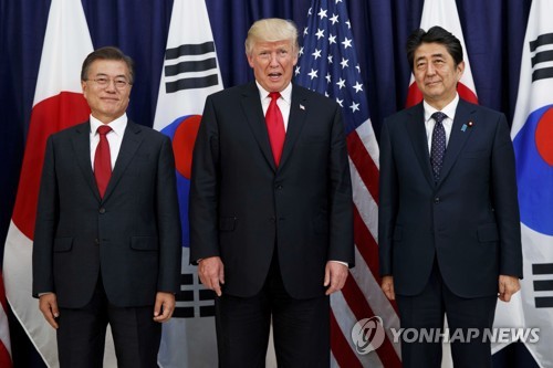 트럼프의 한일 정상 억양 흉내에 아시아계 분노…재선 영향줄까