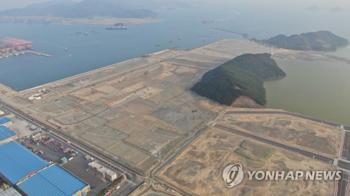 섬에 가로막힌 국내 첫 부산신항 자동화 부두 반쪽 우려