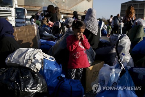 그리스 불법이주민 캠프서 아프간 소년 흉기 난동…3명 사상