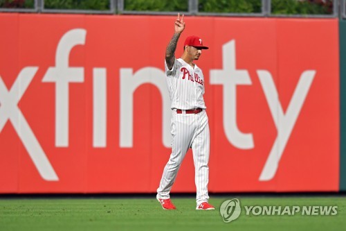 MLB 투수 벨라스케스, 좌익수로 나와 '레이저 송구'