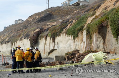 美 캘리포니아 해변 절벽 붕괴…"3명 사망·다수 부상"