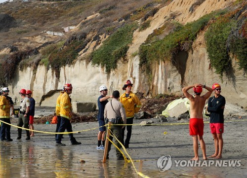 美 캘리포니아 해변 절벽 붕괴…"3명 사망·다수 부상"