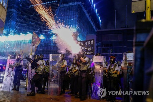 美, 中무력진압 가능성에 "깊이 우려…모두에 폭력 자제 촉구"