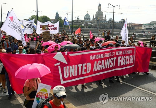 [르포] "저들은 나치"…최초 민주헌법 공포場서 극우집회와 야유