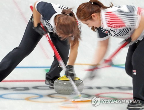 '안경선배 합류' 팀킴, 3명만으로 우승…'역시 컬벤져스'