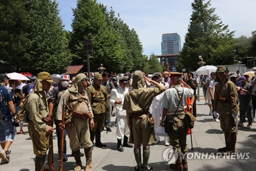 日아베, A급전범 합사 야스쿠니신사 공물 보내…의원들 집단참배