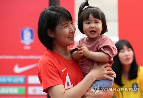 FIFA, '엄마 축구 대표' 황보람의 삶 소개