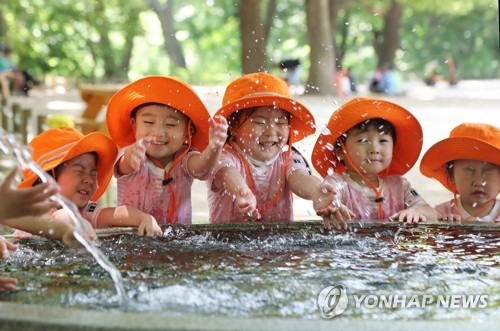 찜통더위에 경남 전역 폭염특보…수은주 37도까지 올라