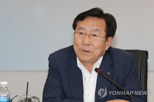 기자에 금품 건넨 김기문 중기중앙회장 비서실장 재판에