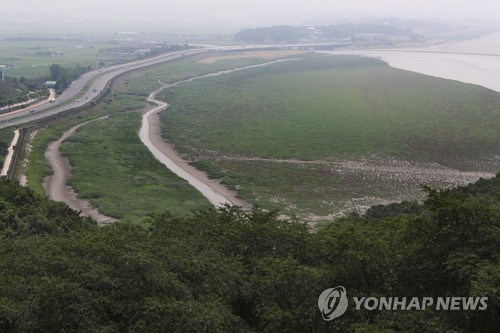 합참 "중부전선서 北남성 1명 신병확보"…귀순여부 조사