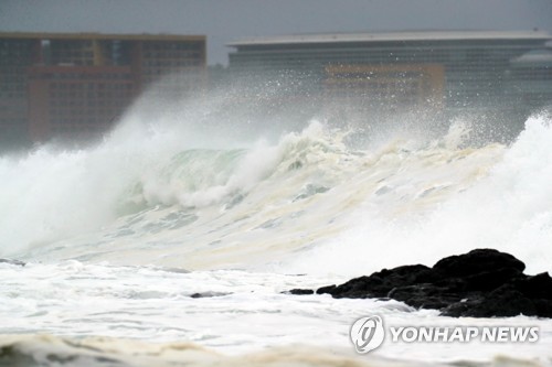 태풍 북상에 제주 주말 강한 비바람…항공·해상교통 차질 예상