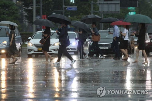 태풍 '레끼마' 영향에 전국 흐리고 서쪽지방 비…낮 최고 35도