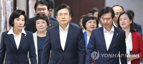 "몰이성적 색깔론" vs "자격없다"…'조국 청문회' 與野충돌 예고