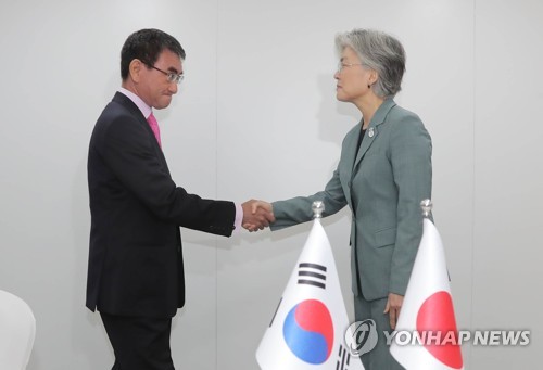 굳은 표정 한일외교장관, '백색국가 제외' 앞두고 마지막 담판