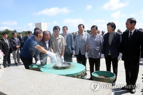 '화해와 상생'…제주4·3유족회·경우회 합동 참배