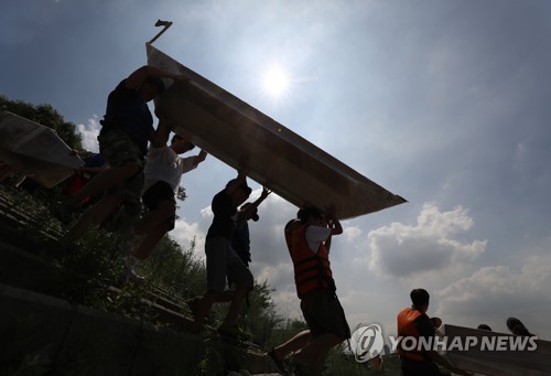 직접 만든 종이배로 한강 질주…"내년에 또 올래요"