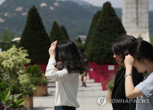 36도 찜통더위에 서점·백화점 '북적'…"집이 최고" '방콕'도