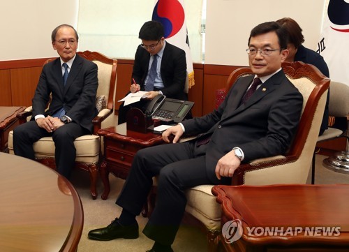 외교차관 "아베, 日 과거사에 기인한 경제보복 인정"