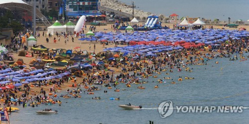 강원 동해안 해수욕장 피서절정…이틀간 396만명(종합)