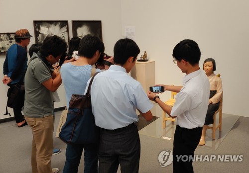 '소녀상 전시중단' 日 예술제 참가 작가들 "정치개입 항의" 성명