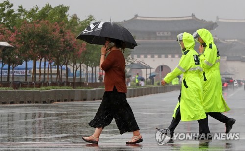 [날씨] 전국 흐리고 곳곳 비…제주도·중부는 돌풍에 천둥·번개