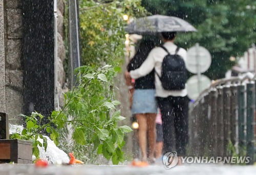 전국에 구름많고 중부지방 오전까지 비…낮 최고 36도