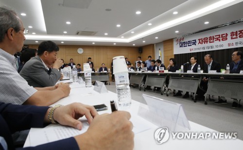 황교안 "文대통령 '日 이기자' 말뿐 아니라 경제정책 전환해야"