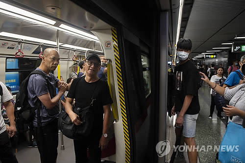 홍콩 지하철 끊기고 항공편 취소 '교통대란'…성조기 들고 시위(종합)