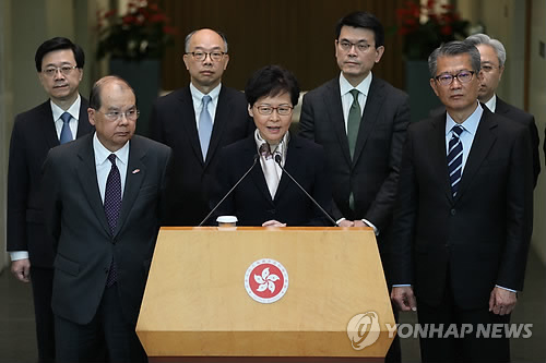 홍콩 지하철 끊기고 항공편 취소 '교통대란'…성조기 들고 시위(종합)