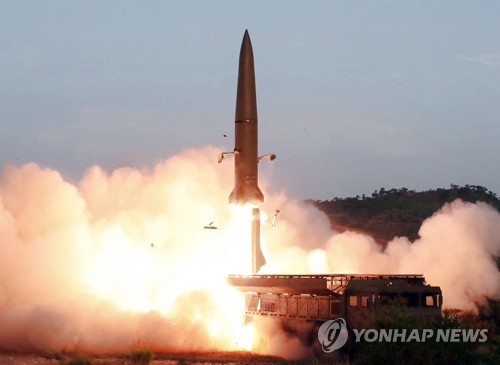 北발사체에 日 엇박자…방위상 "중대 위협"-아베 "안보 영향無"