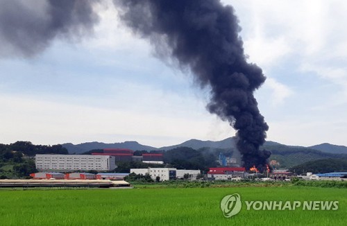 안성 박스제조공장 폭발추정 큰불…소방관 1명 사망·10명 부상(종합2보)