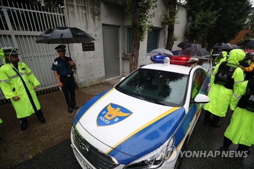 "일본에 질 수 없다" 일본대사관저 앞 항의시위 잇달아(종합)