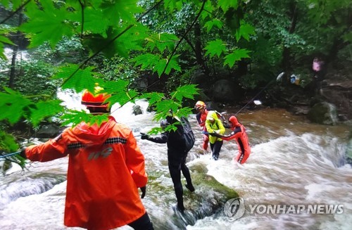 강릉 계곡서 폭우로 고립됐던 피서객 3명 구조