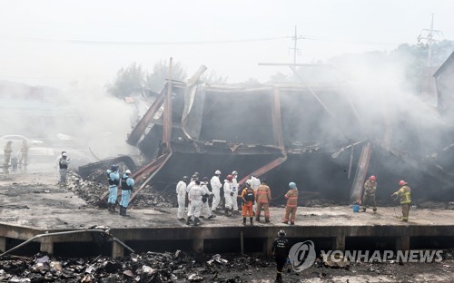 '소방관 2명 사상' 안성 박스공장 화재현장 합동감식(종합)