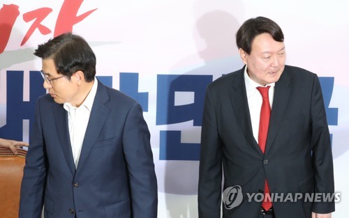 황교안, 윤석열 면전서 "검찰인사 편향돼 우려" 비판