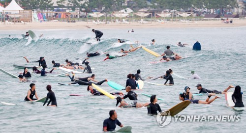 말복 앞두고 전국 찜통더위로 '헉헉'…피서지마다 인산인해