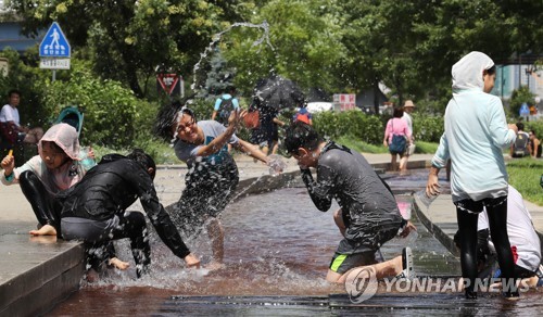 말복 전국 찜통더위에 피서 절정…태풍 영향 제주엔 강한 비바람