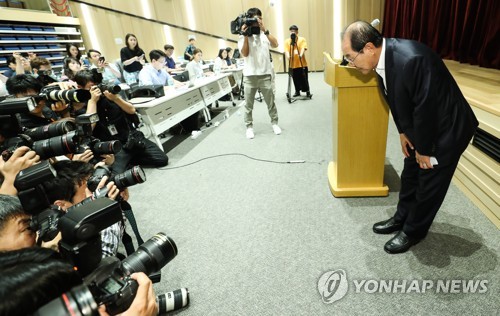 태풍 된 불매운동…'막말 영상' 논란 한국콜마 회장 전격 사퇴